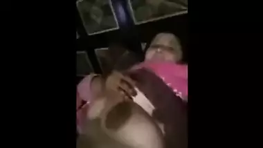 Phone conversation doesn't prevent Desi woman from doing XXX things