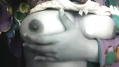 Sexy Marwadi girl pressing her tits for a selfie video