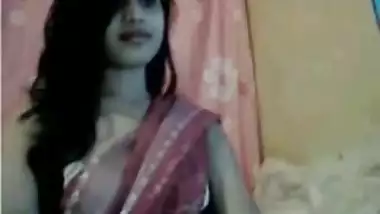 Chica hermosa desnuda tocando sus lindos senos