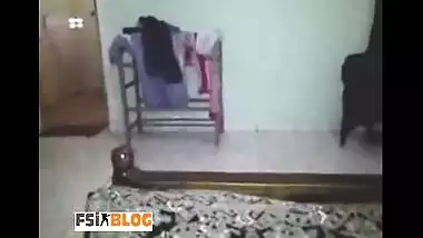 Srilankan sexy girl first time expose her asset on cam