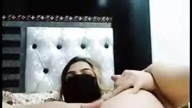 Curvy Paki bhabhi plays with her wet Desi twat for XXX cam show