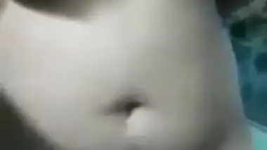 Hermosa chica mostrando su cuerpo