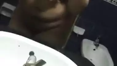 Plump Desi love has sex boobs and takes XXX selfies in the bathroom