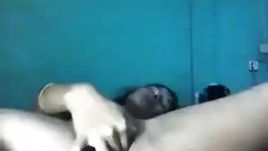 Desi babe excellently works on XXX pussy masturbating it in bed