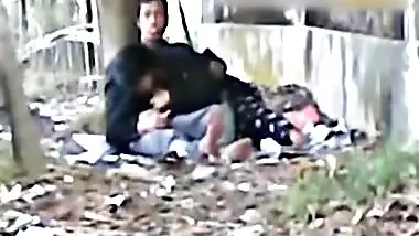 Sexy delhi couple making her suck in PUBLIC park