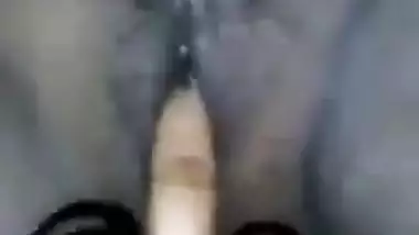 Desi milf showing boobs and vagina fingering -...