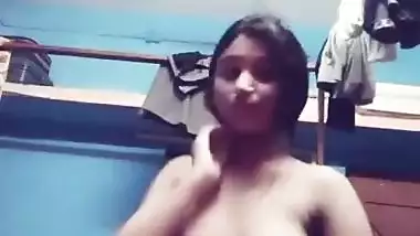 Desi girlfriend exposing boobs on cam for her lover
